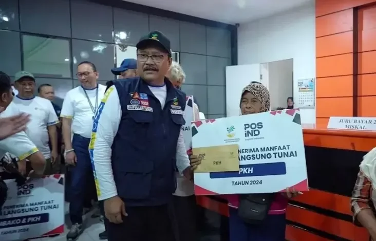 Peringati HKSN 2024, Mensos Gus Ipul Hadiri Penyaluran Bansos PKH Sembako di dalam area Sleman