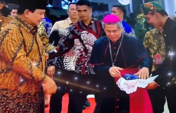 Prabowo Diberikan Kain Bentenan pada tempat Puncak Perayaan Natal Nasional 2024, Hal ini adalah Maknanya