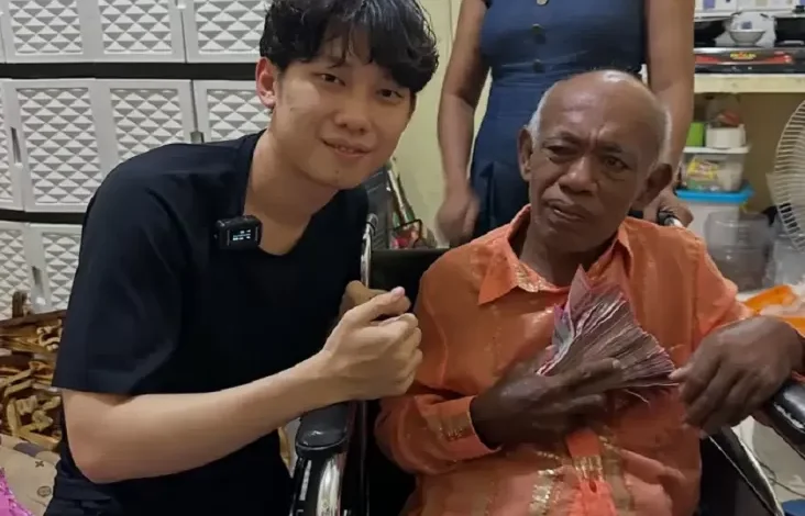 Tangis Pak Tarno Pecah Diberi Uang Tunai Rp50 Juta dari Selebgram Willie Salim