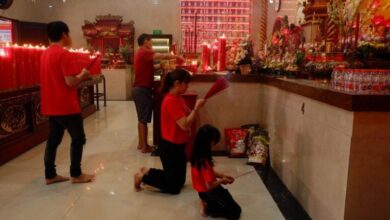8 Tradisi Unik Imlek dalam area Indonesia, Bersihkan Rumah hingga Perang Air