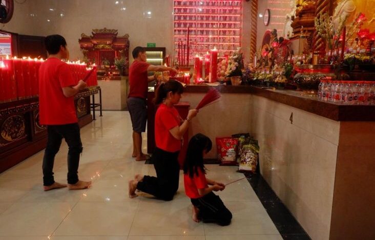 8 Tradisi Unik Imlek dalam area Indonesia, Bersihkan Rumah hingga Perang Air