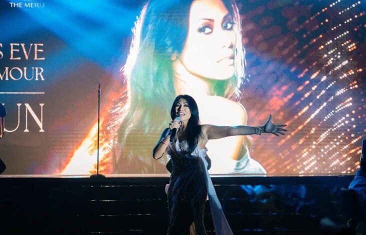 Anggun Hipnotis Fans dalam area Waktu petang Tahun Baru pada Bali Beach Convention