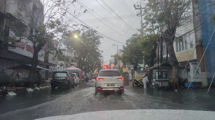 Bukan Cuma Aquaplaning, Hujan Juga Bawa Teror Lain pada Jalan Raya!