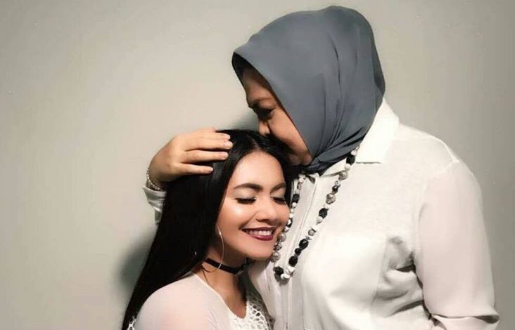 Denada Terpukul Emilia Contessa Meninggal Dunia, Langsung Terbang ke Banyuwangi