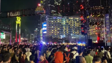 Waktu petang Tahun Baru 2025, Lautan Individu Penuhi Bundaran HI Ibukota Indonesia