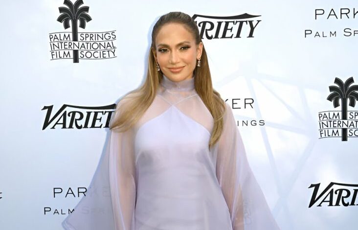 Jennifer Lopez Sumbangkan Pakaian untuk Korban Kebakaran di dalam pada Los Angeles