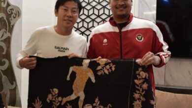 Keharuan Shin Tae-yong Pulang Dikawal Suporter lalu juga Bawa Oleh-oleh Batik