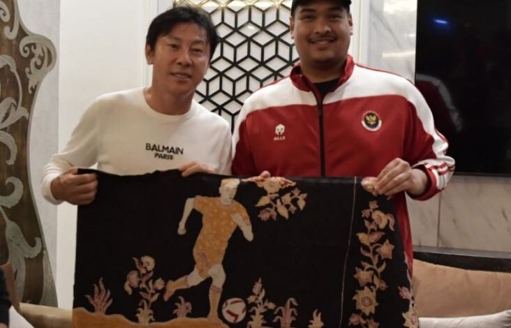 Keharuan Shin Tae-yong Pulang Dikawal Suporter lalu juga Bawa Oleh-oleh Batik