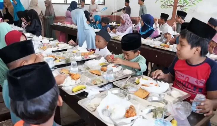 Kemenag Terbitkan Surat Edaran Panduan Makan Bergizi Gratis pada Pesantren