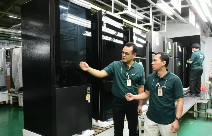 LG Mulai Produksi Kulkas Premium InstaView Bottom Freezer dalam area Indonesia