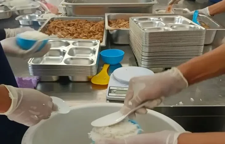 Mahfud MD Kritik Panduan Makan Gratis, dari Tiga Jari hingga Bernapas di Bejana