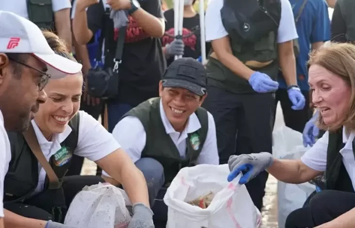 Menteri Hanif Faisol Ajak 8.600 Relawan Bersihkan Sampah Plastik di area tempat Pantai Bali