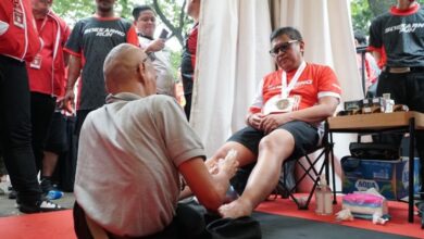 Momen Hasto Nikmati Pijat Refleksi Binaan BMI pada Soekarno Run 2025