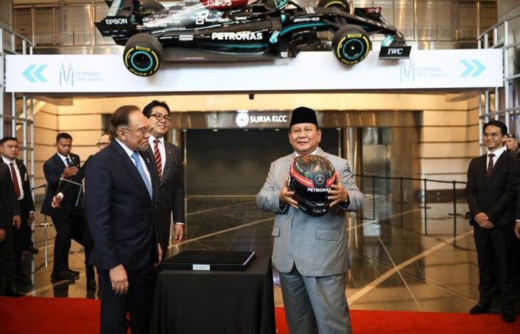Momen Lucu Pertemuan Prabowo serta juga Anwar Ibrahim: Diberi Hadiah Helm, Tunjuk Mobil F1