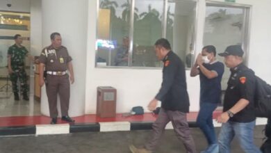 Pakai Masker, Hal ini Penampakan Eks Ketua Pengadilan Negeri Surabaya pada waktu Tiba dalam tempat Kejagung