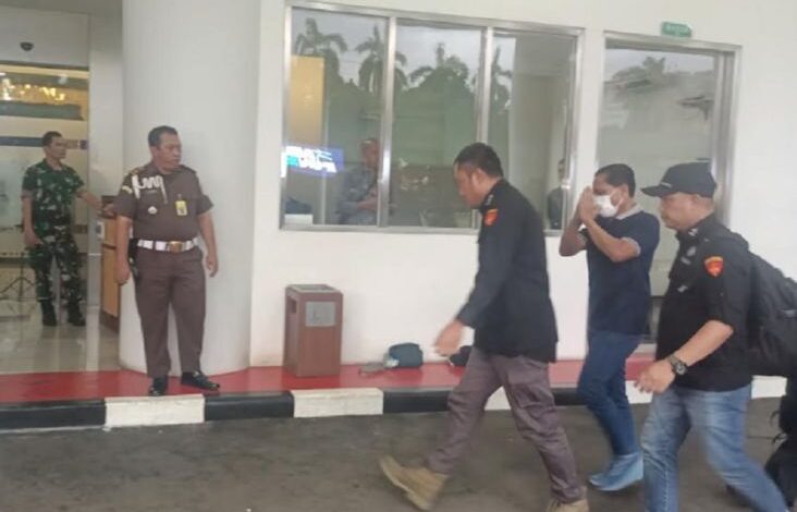 Pakai Masker, Hal ini Penampakan Eks Ketua Pengadilan Negeri Surabaya pada waktu Tiba dalam tempat Kejagung