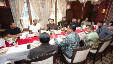 Patrick Kluivert Cicipi Tape Bakar kemudian Cendol ketika Makan Siang Bersama Saleh Husin