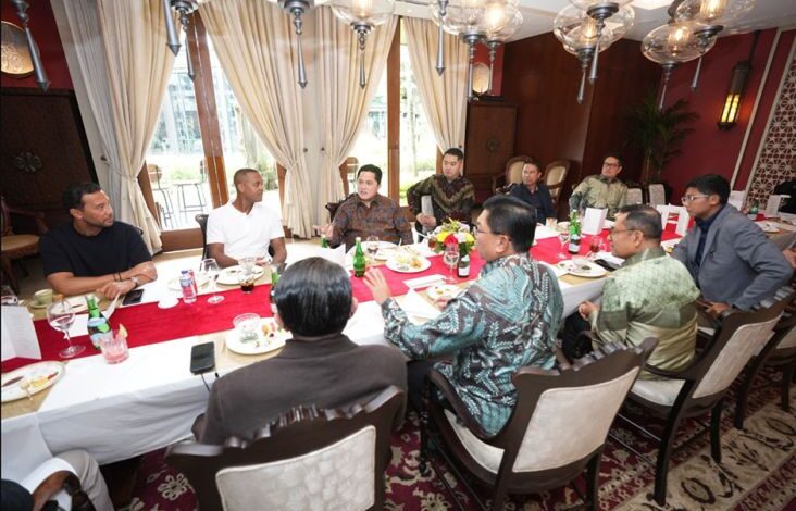 Patrick Kluivert Cicipi Tape Bakar kemudian Cendol ketika Makan Siang Bersama Saleh Husin