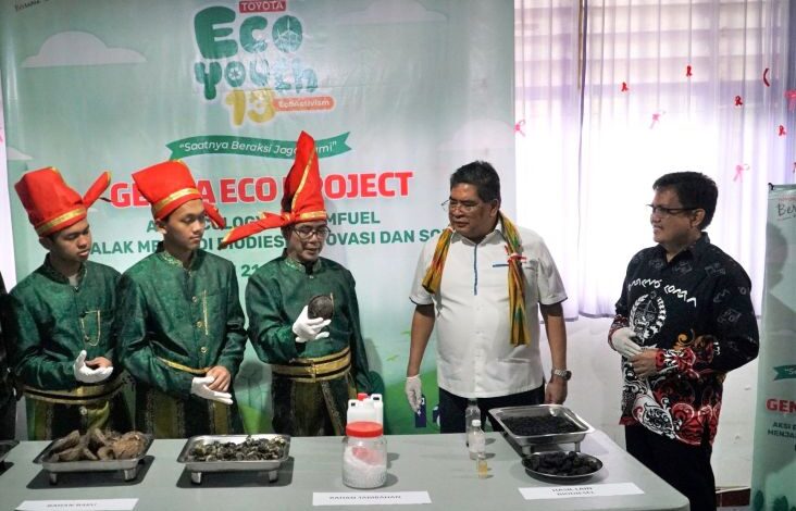 Siswa SMAN 21 Makassar Ubah Limbah Buah Bintaro Menjadi Biofuel pada Kompetisi Toyota Eco Youth