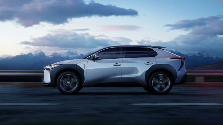 Toyota Siap Ubah Tampilan Mobil Listrik bZ4X dan juga juga Lexus RZ