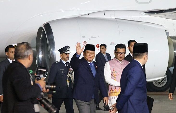 WNI di dalam pada India Antusias Sambut Prabowo: Tak Disangka Bapak Jabat Tangan Kita