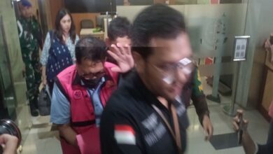 Zarof Ricar Tertunduk kemudian Tutupi Wajah ketika Disinggung Eks Ketua PN Surabaya Diperiksa Kejagung