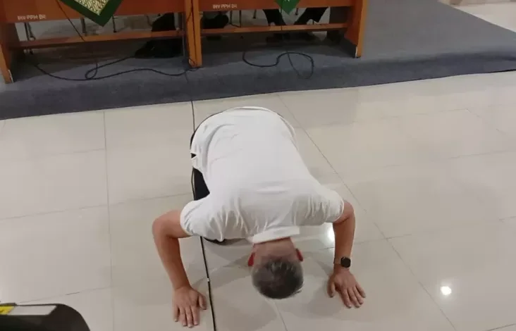 Didampingi LBHAP Muhammadiyah, Korban PIK 2 Charlie Chandra Sujud Minta Pertolongan Prabowo