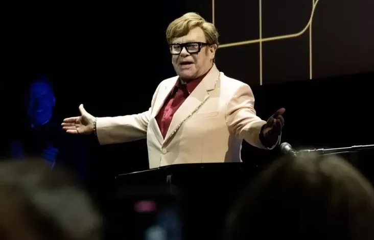 Elton John Terjangkit Infeksi Mata, Sudah Sulit untuk Melihat