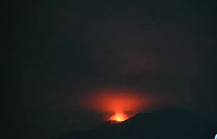 Gunung Ibu Kembali Meletus, Muntahkan Abu Vulkanik Setinggi 2,1 Km