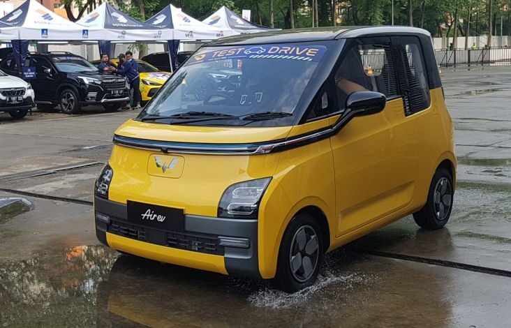 Tips agar Tidak Nyetrum Naik Mobil Listrik pada waktu Musim Hujan