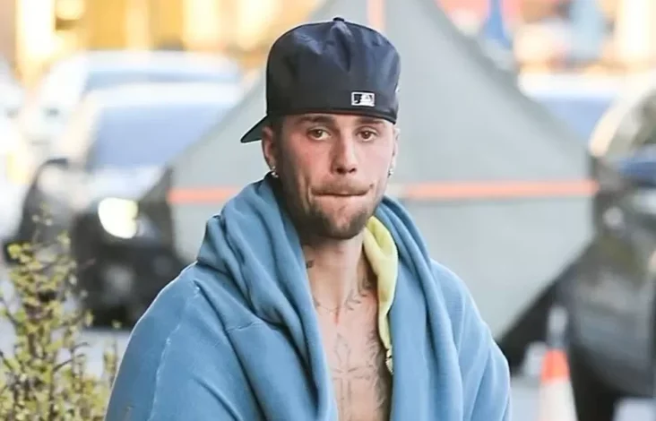Justin Bieber Keliling Pusat Pusat Kota dengan Telanjang Dada, Penampilannya Berantakan