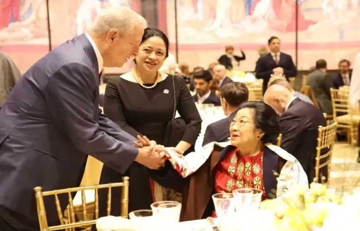 Momen Mantan Wapres Negeri Paman Sam Al Gore Berbincang dengan Megawati di dalam tempat Vatikan
