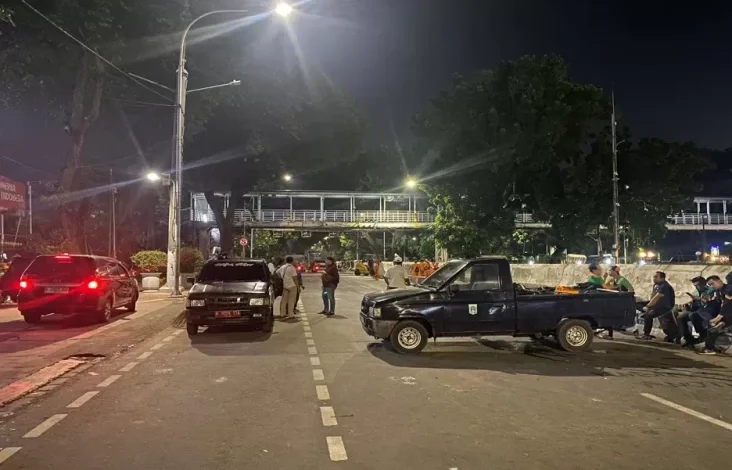 Pengunjuk Rasa Indonesia Gelap Bubarkan Diri, Jalan Medan Merdeka Barat Mulai Dibuka