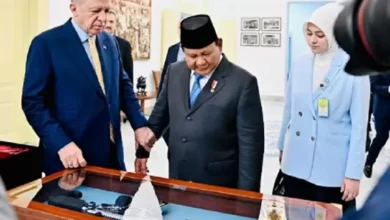 Prabowo Beri Cendera Mata Senapan Serbu Pindad dan juga Keris ke Erdogan