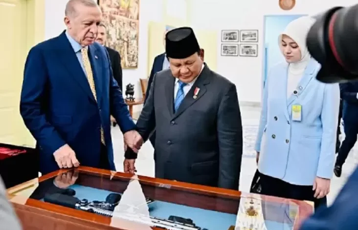 Prabowo Beri Cendera Mata Senapan Serbu Pindad dan juga Keris ke Erdogan