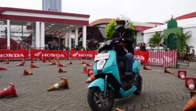 Bermacam-macam Orang Serbu Booth Honda pada di IIMS 2025, Penasaran Jajal Motor Listrik!