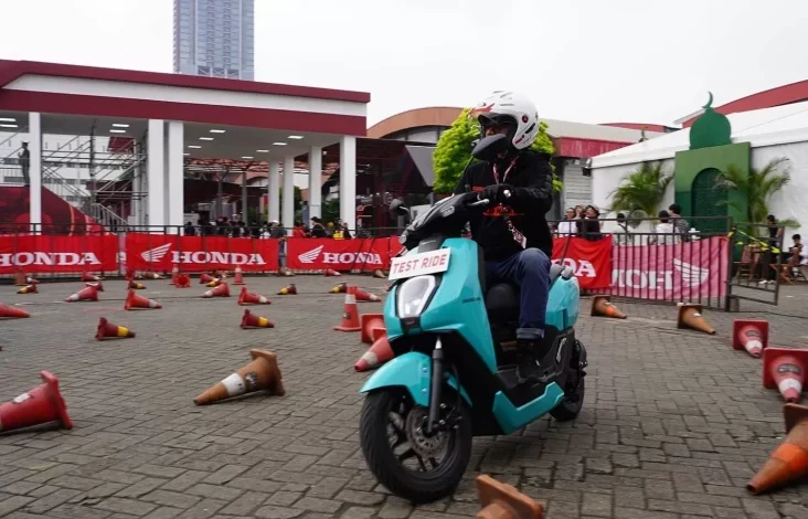 Bermacam-macam Orang Serbu Booth Honda pada di IIMS 2025, Penasaran Jajal Motor Listrik!