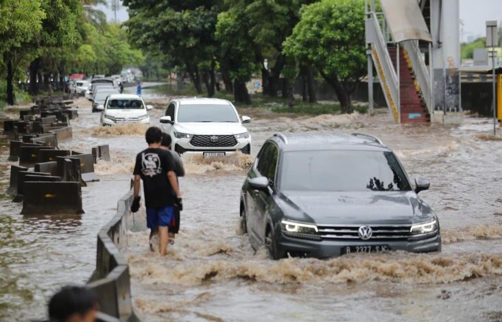Tips Mengatasi Rem Mobil Macet Pasca Terendam Banjir