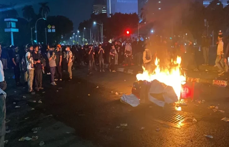 Tolak Bubarkan Diri, Massa Aksi Indonesia Gelap Blokade Jalan Bundaran Air Mancur