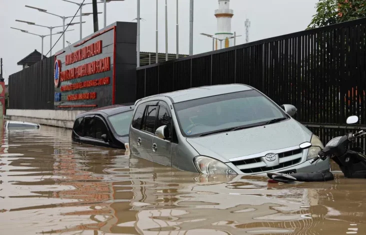 8 Hal Hal ini Bisa Mengurangi Kerusakan Mobil lalu Motor Akibat Banjir
