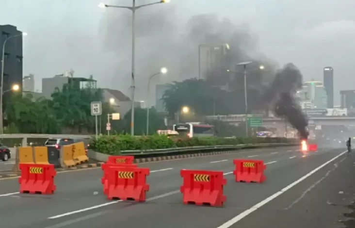 Demo Ricuh, Massa Aksi Tolak UU TNI Masuk ke Jalan Tol Depan Gedung DPR