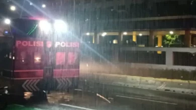 Demo Ricuh Pecah, Polisi Saat Mundur Massa Aksi Tolak UU TNI
