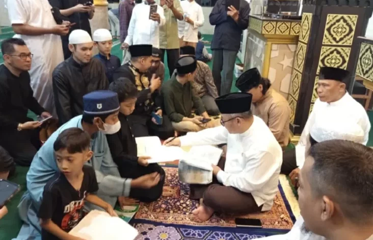 Mendikdasmen Abdul Muti Tarawih Bersama Siswa di tempat pada Masjid Al-Falah, Hal ini Pesannya