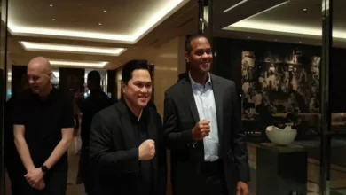 Senyum Optimistis Patrick Kluivert ketika Pimpin Timnas Indonesia Terbang ke Australia