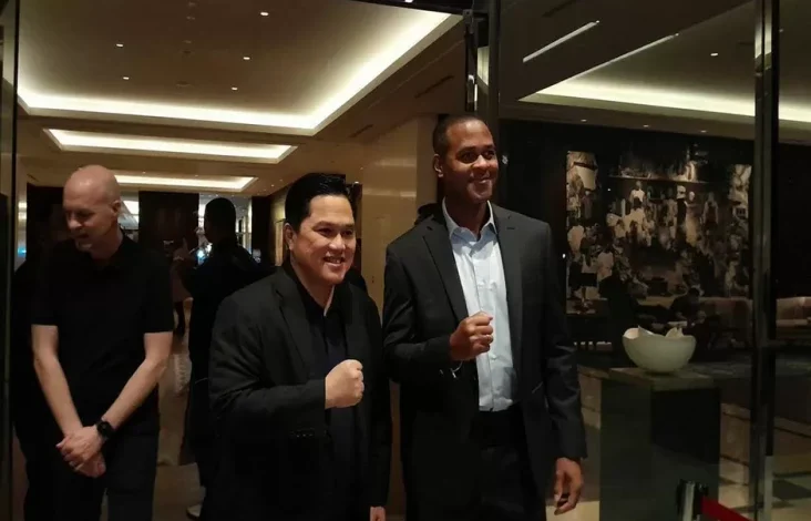 Senyum Optimistis Patrick Kluivert ketika Pimpin Timnas Indonesia Terbang ke Australia