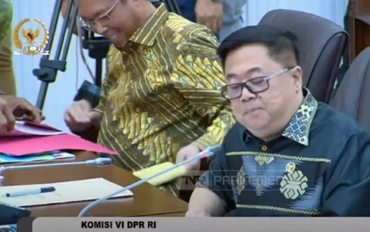 Viral Anggota DPR Terima Amplop Cokelat pada waktu Rapat Bareng Direksi Pertamina, Hal ini adalah Faktanya