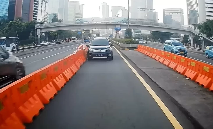 Viral Honda BR-V Oleng di dalam di Jalur Contra Flow, Bikin Mobil Lain Hantam Water Barrier