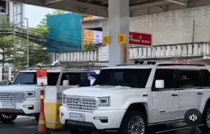 Viral! Mobil Mirip Kendaraan Dinas Kepresidenan Isi Bensin di area tempat Shell