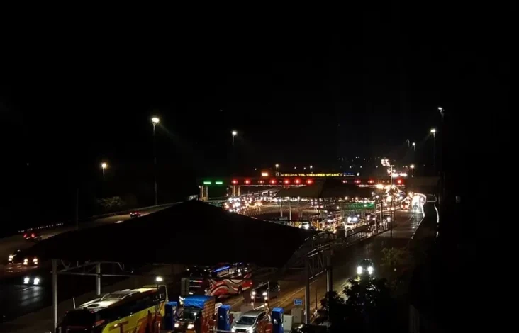 Arus Balik, Gerbang Tol Cikatama Dipadati Kendaraan dari Trans Jawa Waktu petang Hal ini