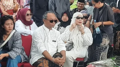 Deretan Artis Tanah Air Iringi Kepergian Ray Sahetapy ke Peristirahatan Terakhir